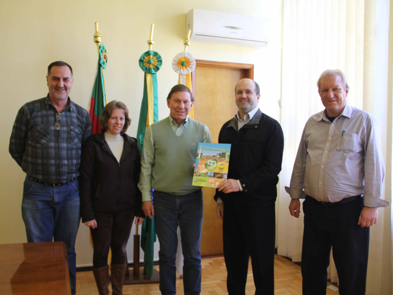 EXECUTIVO ENTREGA PROJETO À CAIXA ECONÔMICA FEDERAL